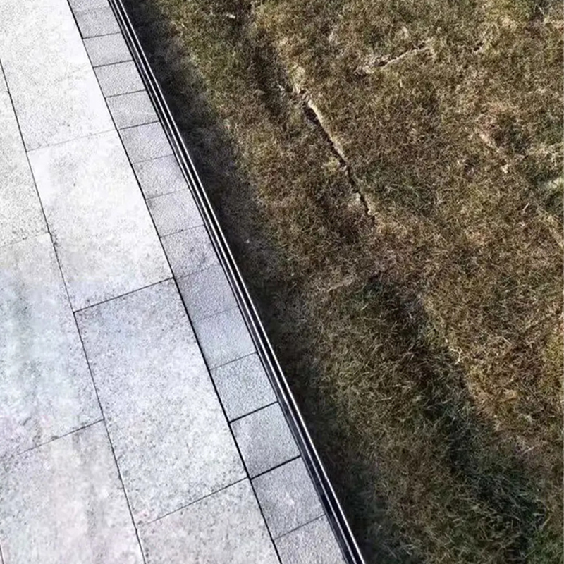 Protišmykový a opotrebeniu odolný lineárny odvodňovací kanál