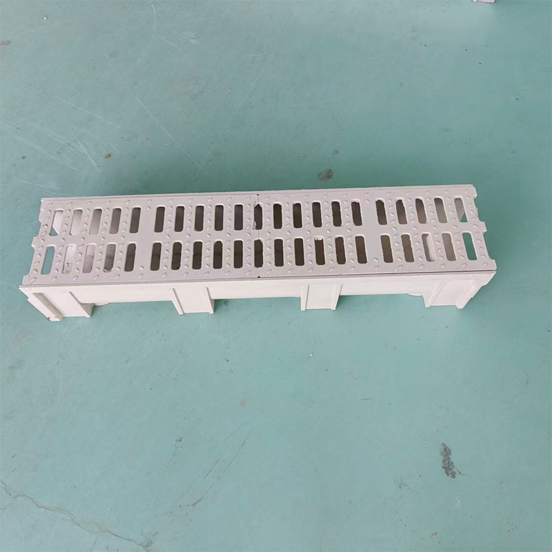 Je drenážny žľab lepší ako povrchový odtok pre inštalácie príjazdovej cesty?